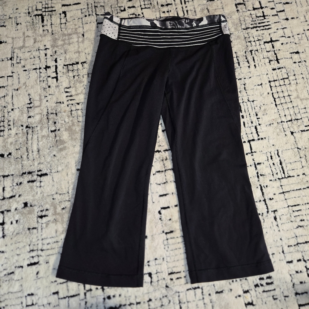 Lululemon Tadasana Crop black pants with a patterned waist band size 8